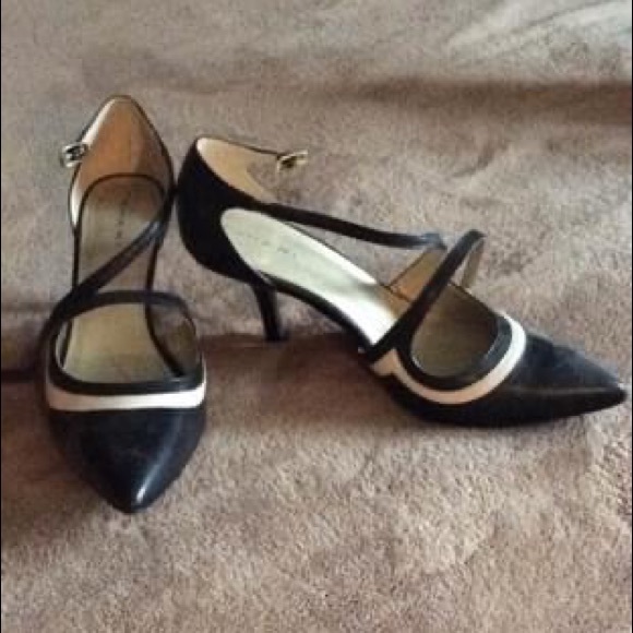 TAHARI Pointed toe kitten heel - Picture 2 of 2